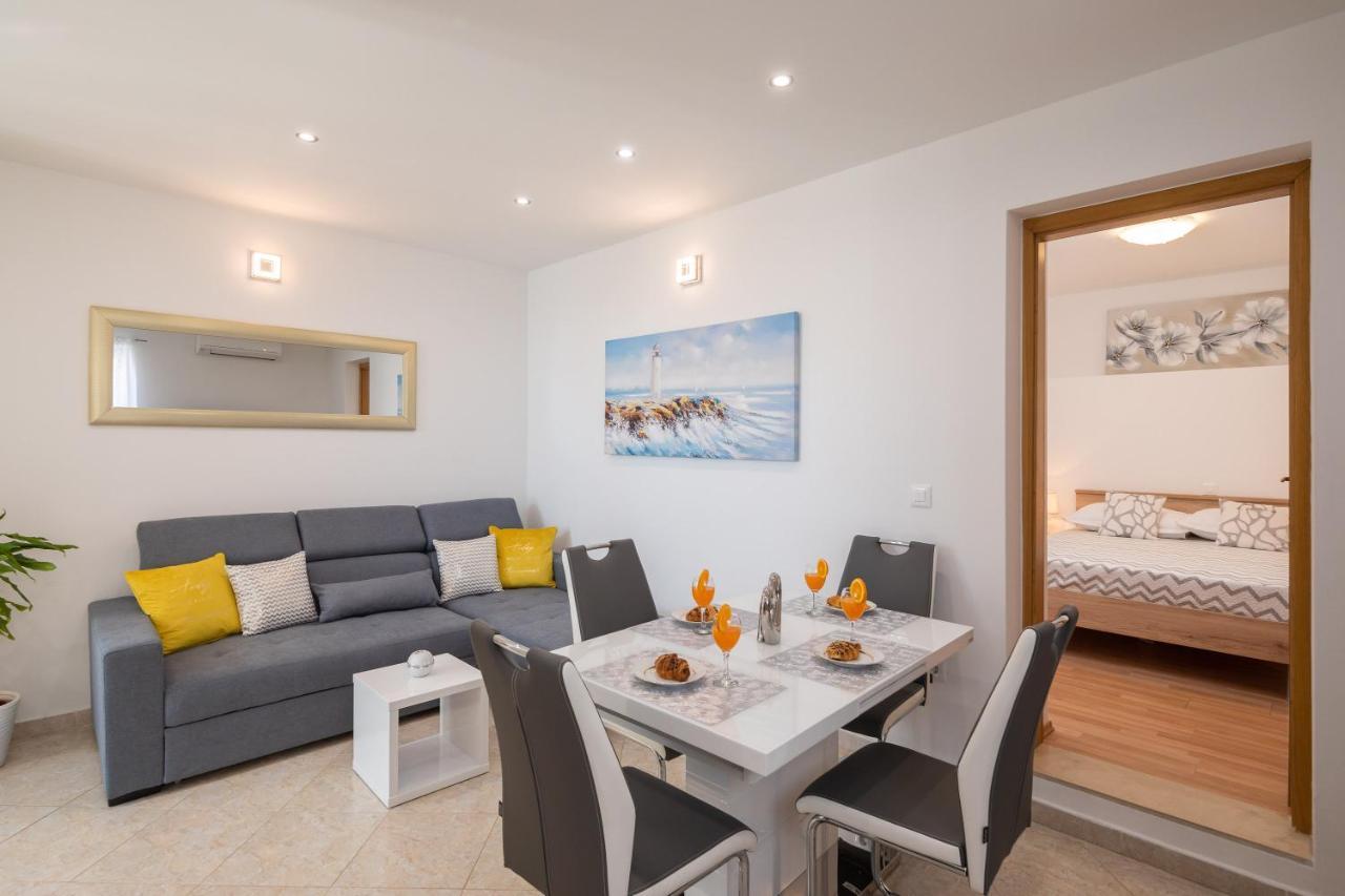 Fba Family Beach Apartments Omiš Buitenkant foto