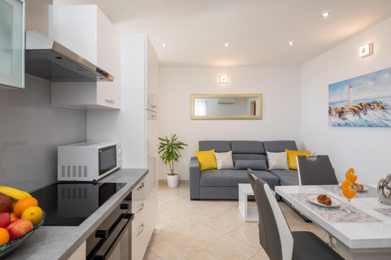Fba Family Beach Apartments Omiš Buitenkant foto