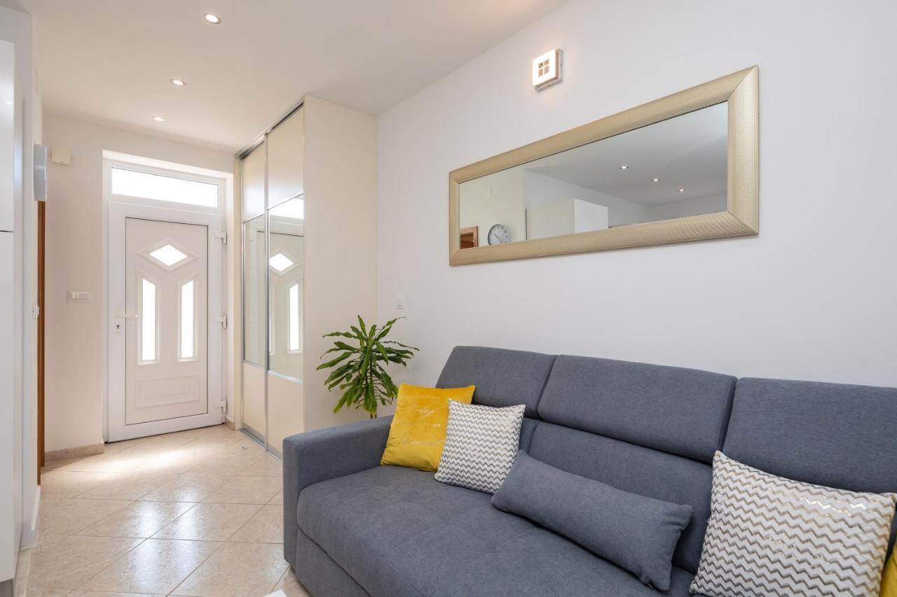 Fba Family Beach Apartments Omiš Buitenkant foto