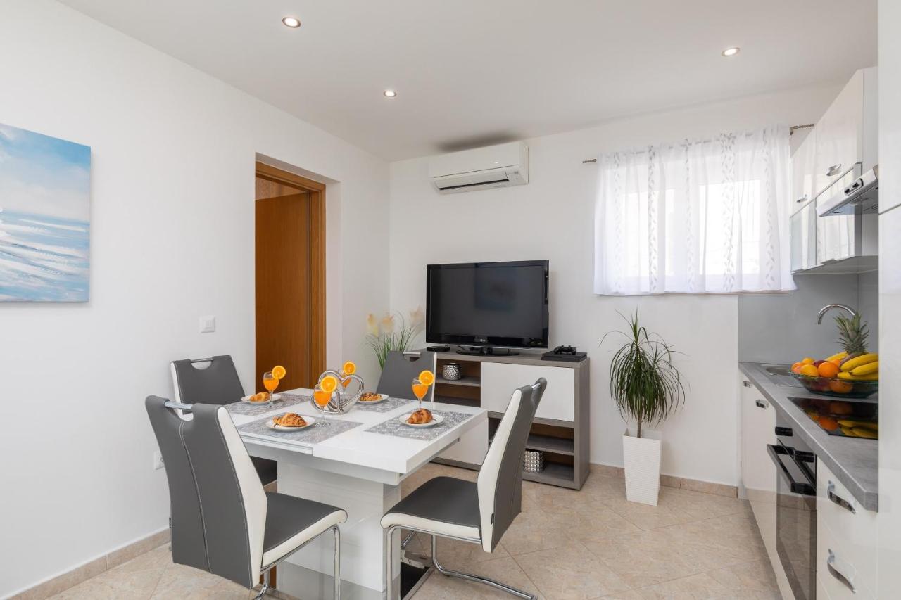 Fba Family Beach Apartments Omiš Buitenkant foto