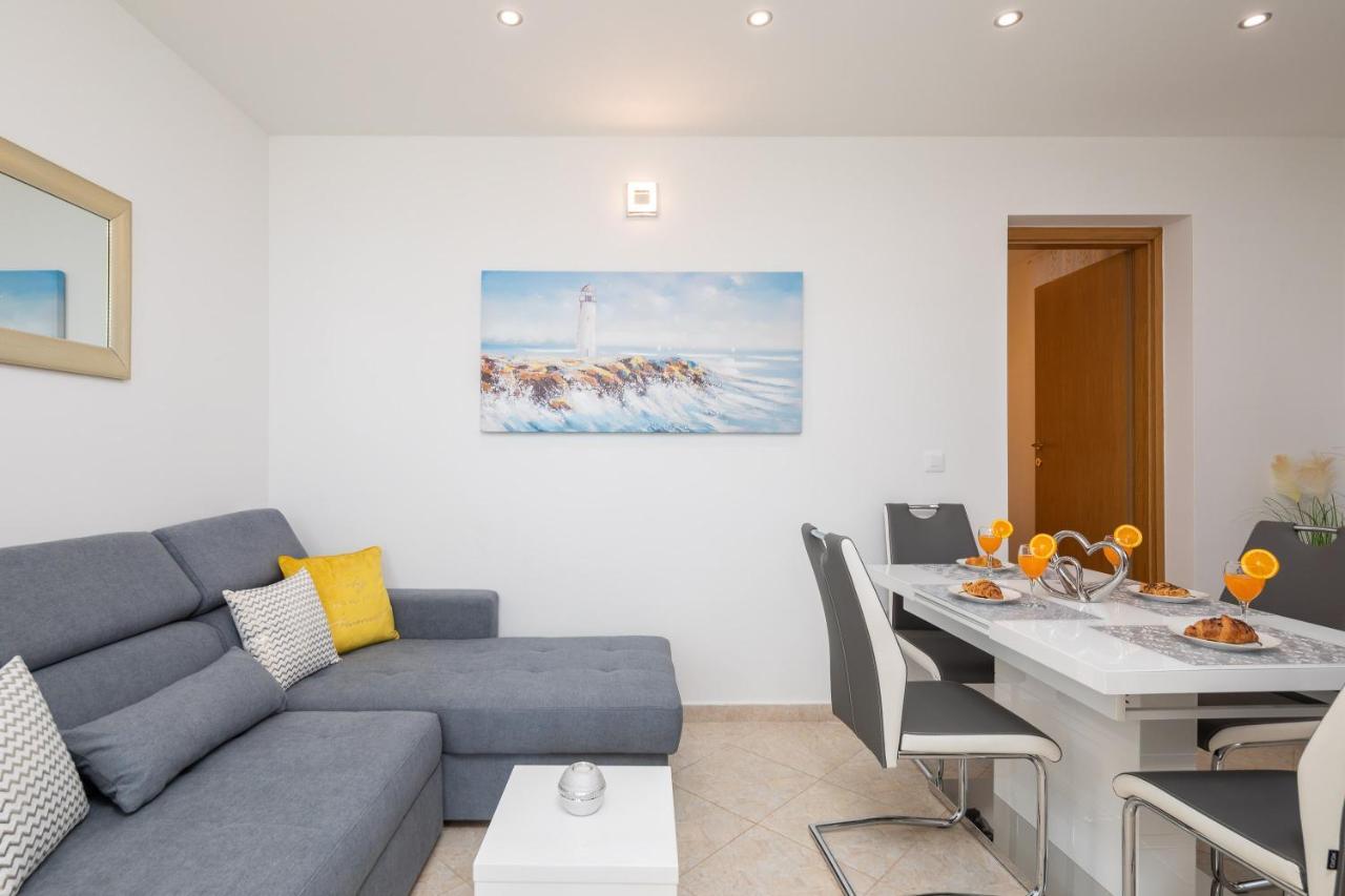 Fba Family Beach Apartments Omiš Buitenkant foto