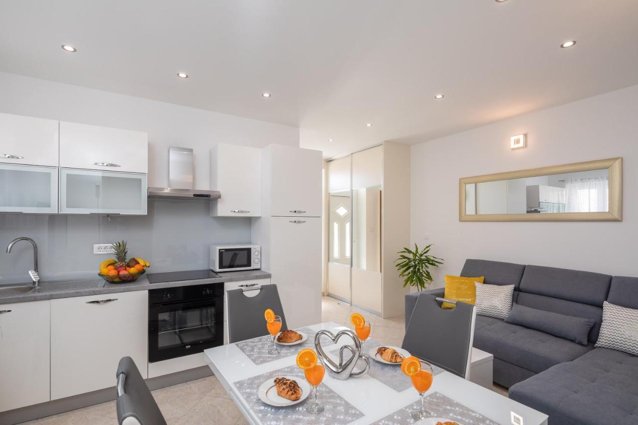 Fba Family Beach Apartments Omiš Buitenkant foto