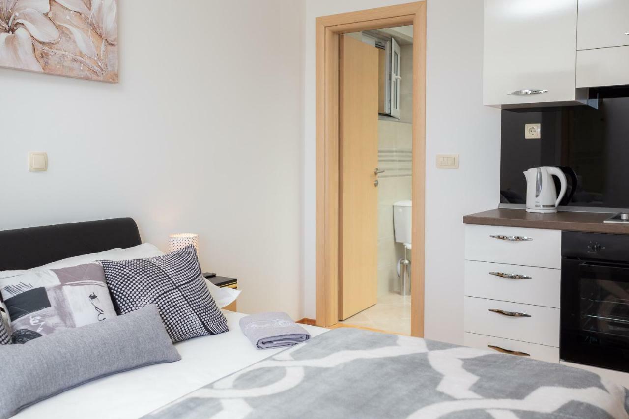 Fba Family Beach Apartments Omiš Buitenkant foto